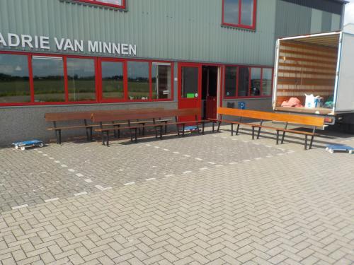 Kerkbanken in goede staat breed 395 cm per stuk 195 euro