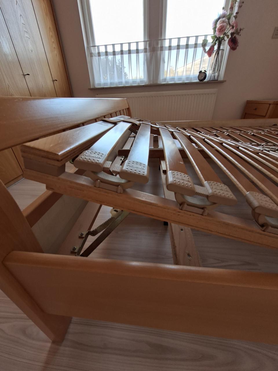Bed incl. Hülsta verstelbare lattenbodems en nachtkastje