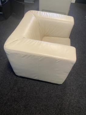 2x lederen 'clubfauteuil' wit leder - 100x80 cm