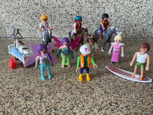 16 poppetjes, 5 paarden, eenhoorn, ziekenhuisbed, surfplank, kaptafel etc.