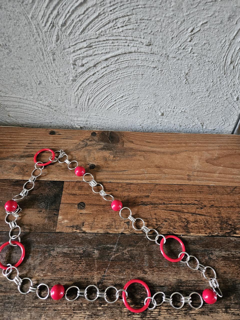 Prachtige jaren 70 lange ketting met rode ringen en kralen