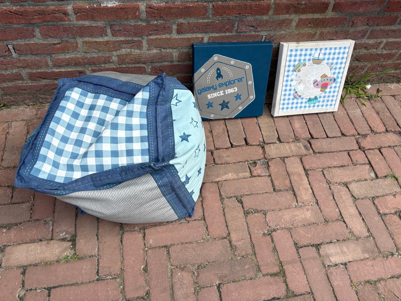 Zitzak en twee schilderijen van Stoer