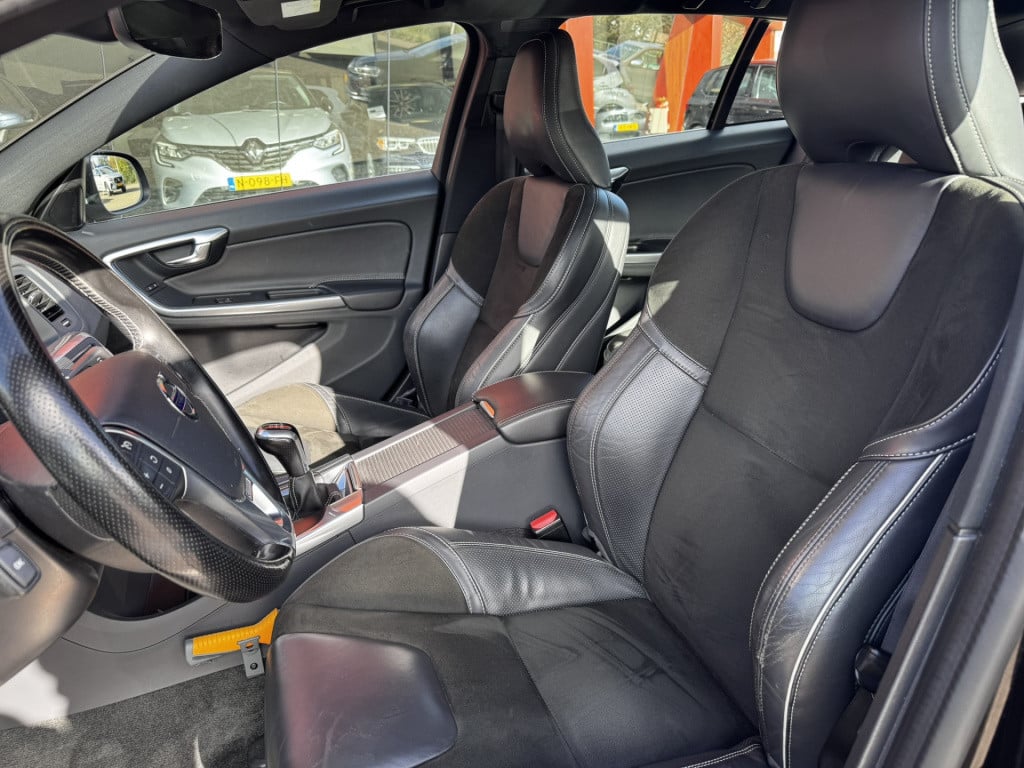 Volvo V60 2.0 t3 r-design | trekhaak | on-call | 18" lmv