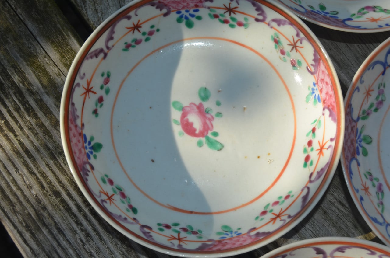 7 Lowestoft porseleinen bordjes 1757 - 1802