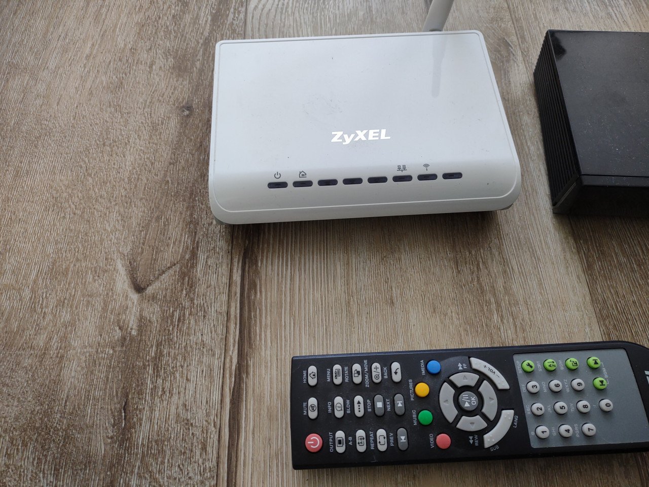 Nette Zyxel mediaspeler en wifi repeater, afstandsbediening.