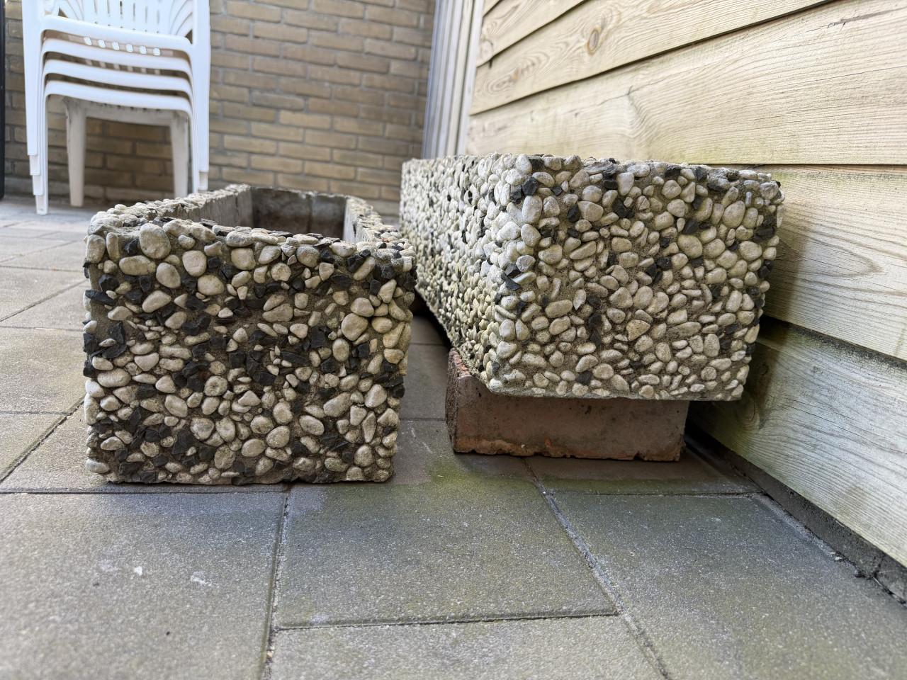 2 plantenbakken kiezelstenen op beton 80cm