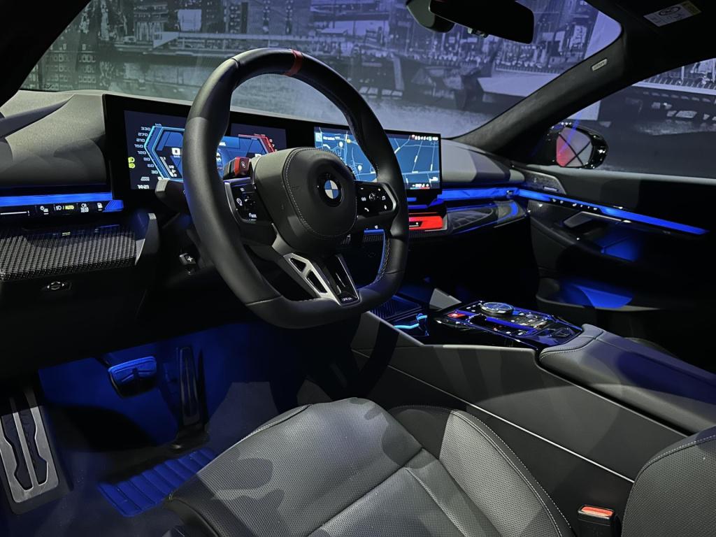 BMW M5 5-serie *limousine v8 m hybrid*carbon extr*b&w*alcantarahemel*nl-aut