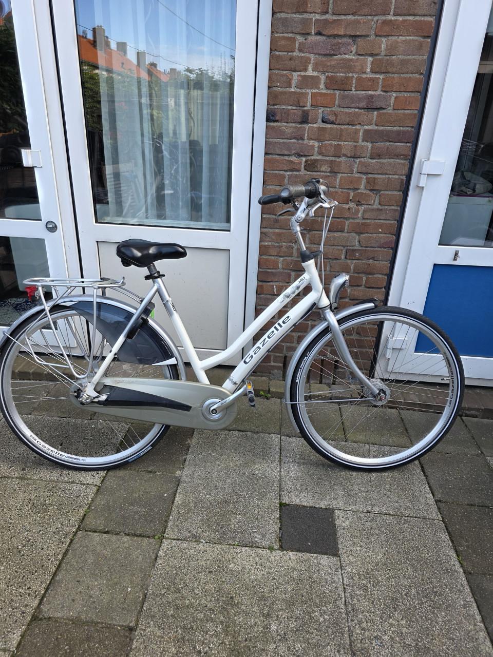 Dames fiets merk Gazelle- 28 inch-3 versnellingen- Fr.maat 57cm-Slot AXA