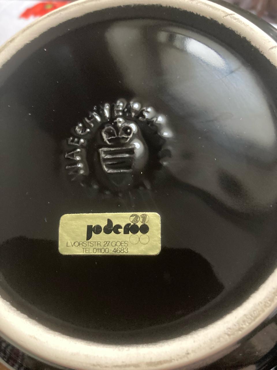 Te koop in Terneuzen 2 theepotten en 1 thermoskan.