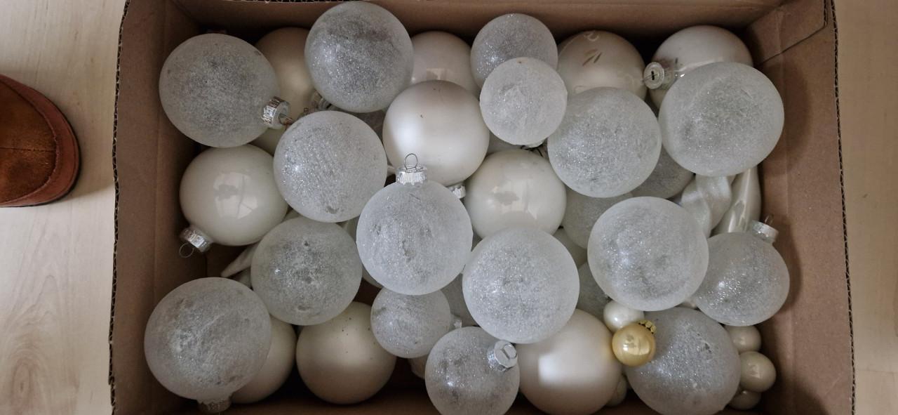 Kerstballen in  de kleuren rood, wit, zilver en bruin