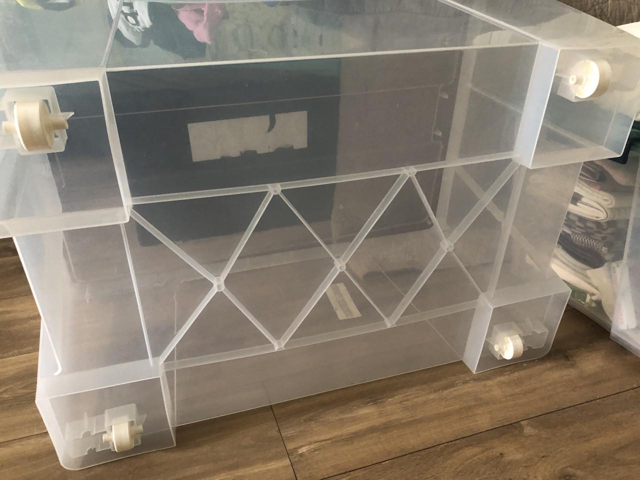 Grote plastic Ikea Samla opbergbak met deksel.