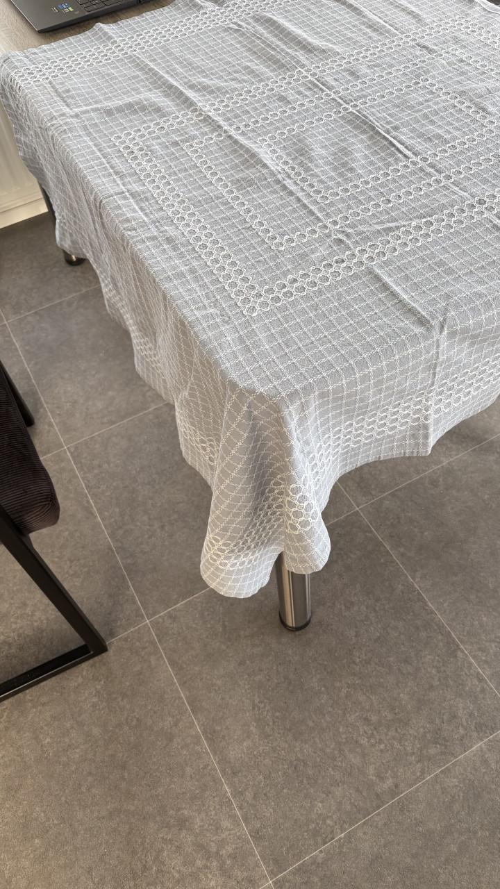 Tafelkleed grijs katoen, wit borduur 1,20x 1,62 cm. ZGAN. Handwerk