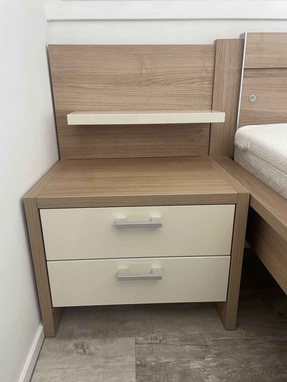 Tweepersoons bed met verlichting, nachtkastjes en toppers