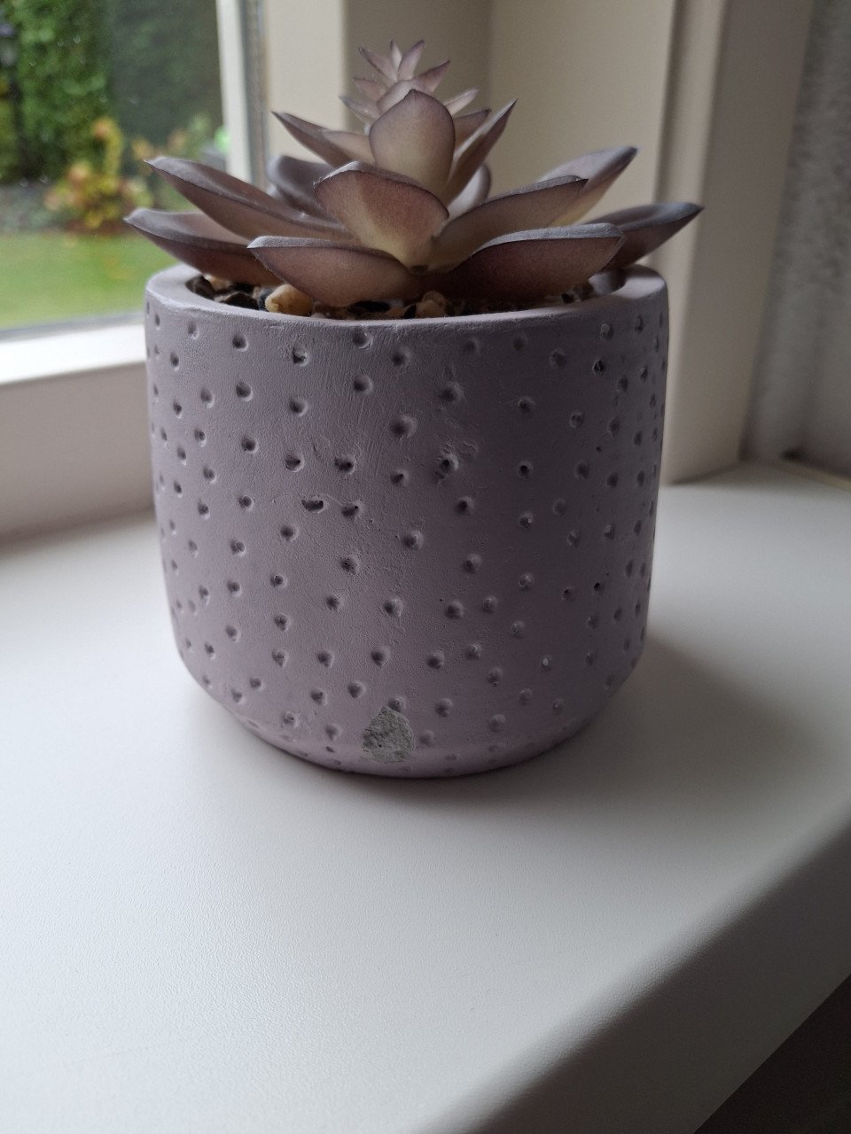 Kunstplantje in stenen potje