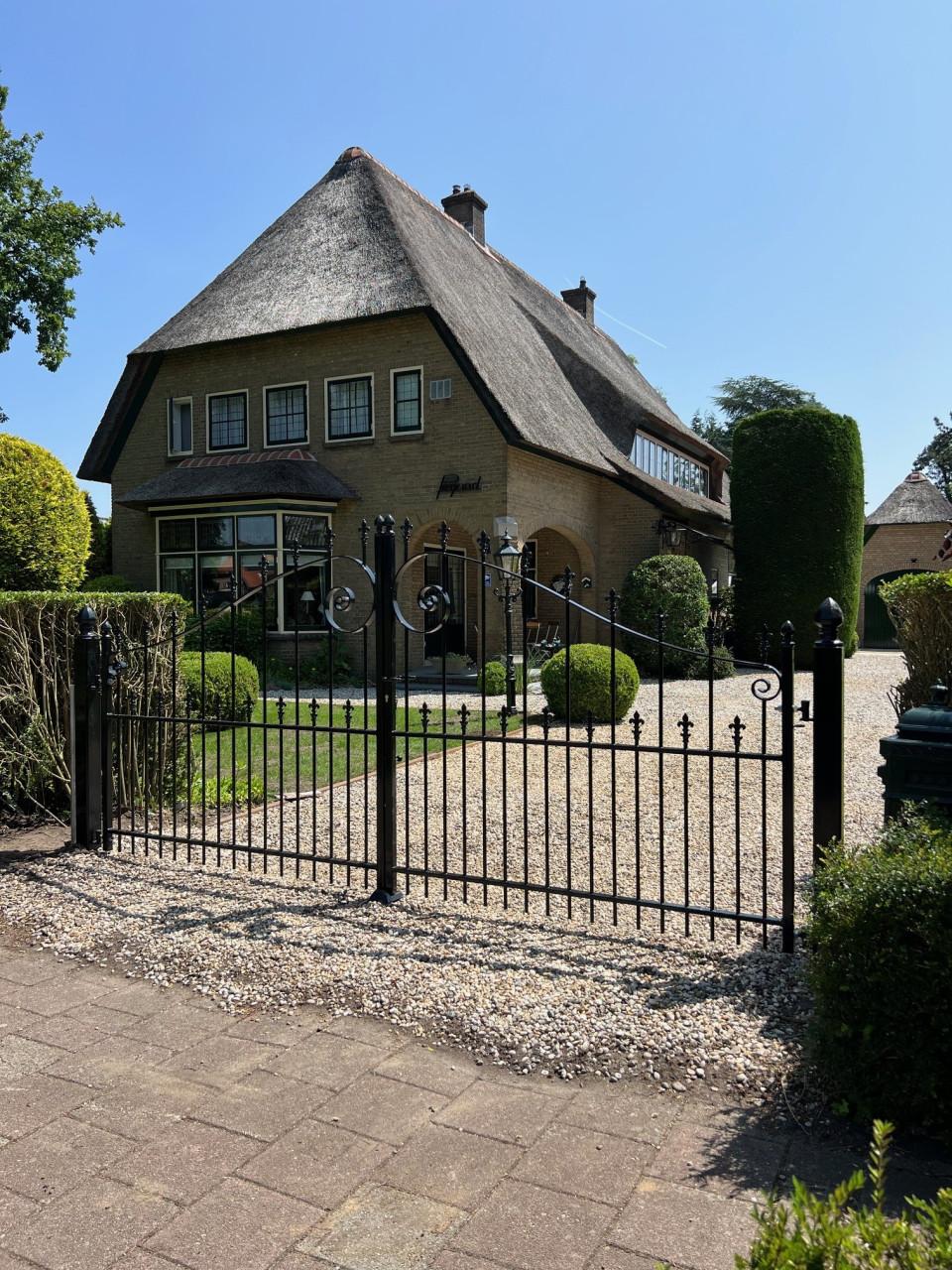 Te Koop:  Op maat en naar wens gemaakt.