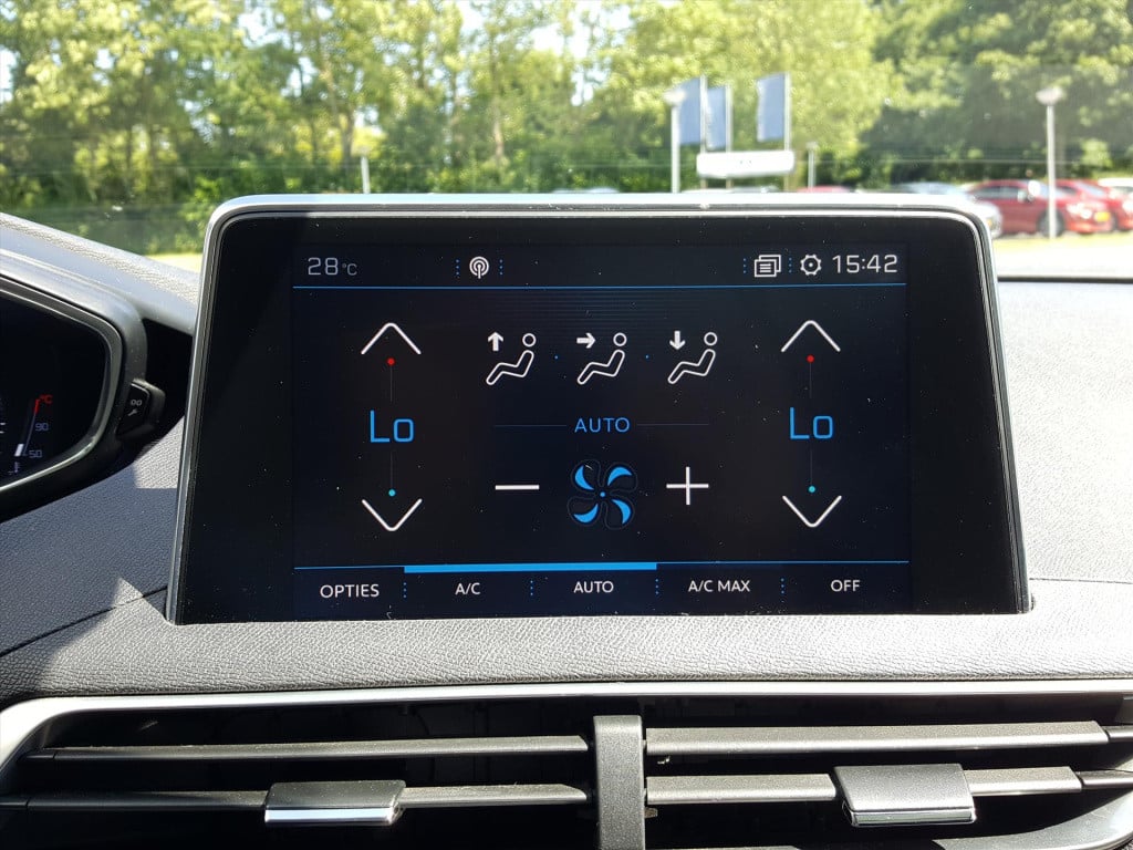 Peugeot 3008 1.2 130pk première automaat navigatie | trekhaak | panoramisch