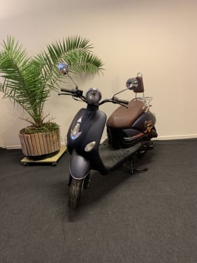 RETRO SCOOTER 25KM NU 595,= RIJKLAAR