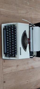 Vintage Adler Tippa draagbare typemachine uit de jaren 70.