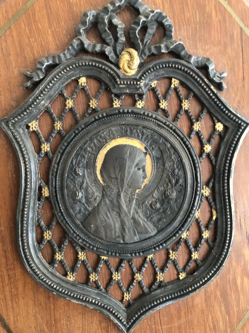 Mooi gedetailleerd brocante wijwaterbakje op houten plaatje