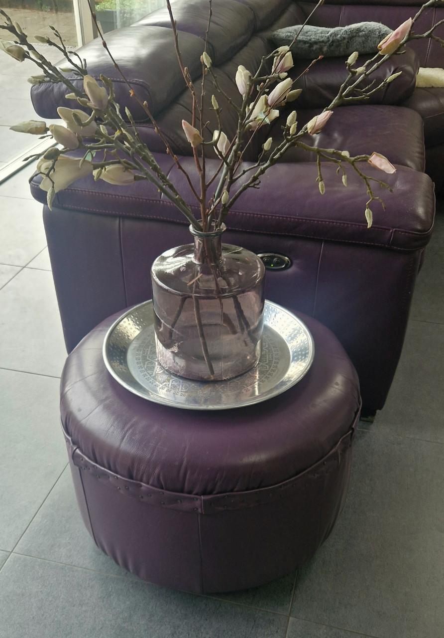 Mooie ronde paarse poef van leer