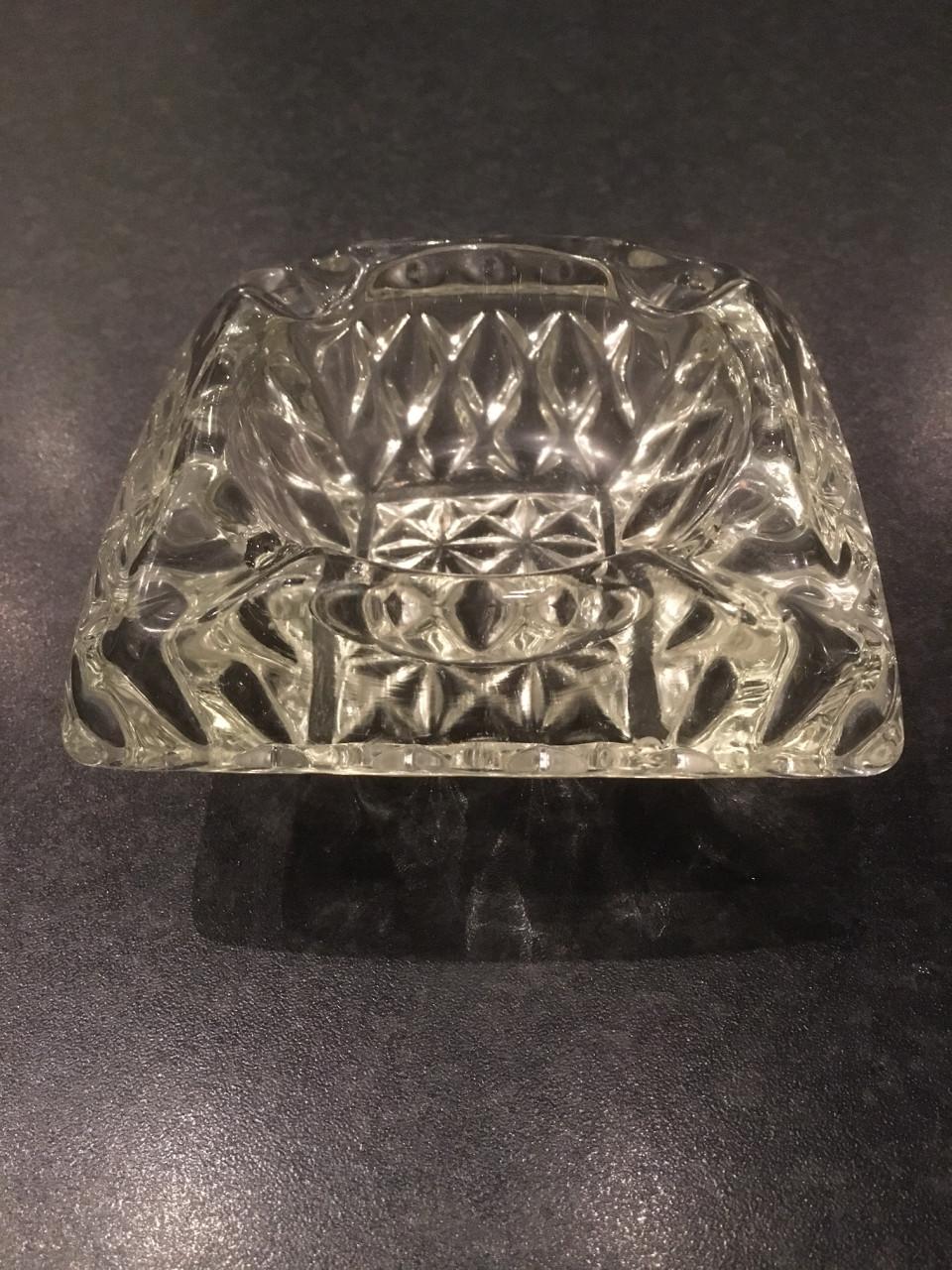 Glazen asbak, vierkant 11,5 cm en 5 cm hoog Geen beschadigingen!