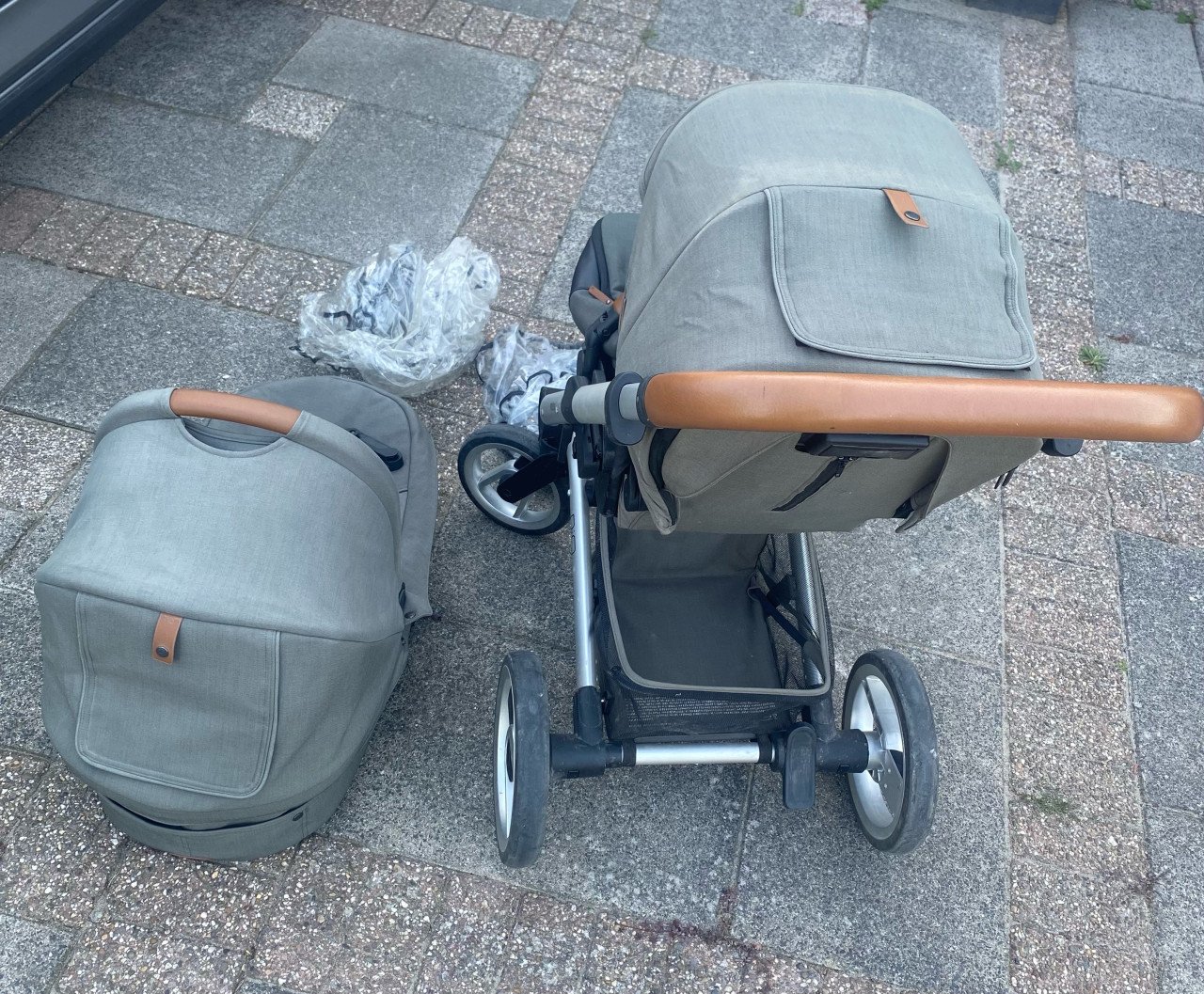 Kinderwagen + reiswieg en extra’s