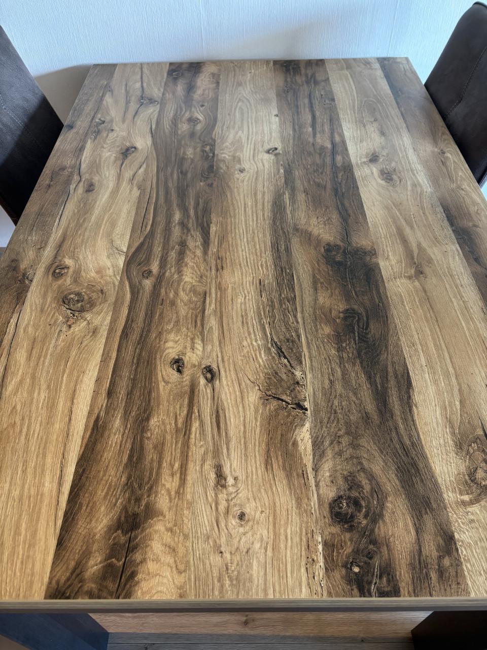 Mooie eettafel met vier stoelen, zo goed als nieuw!!