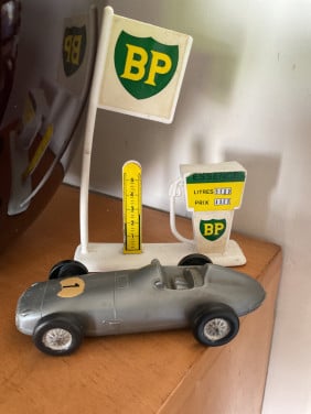 Vintage benzine pomp en racewagen