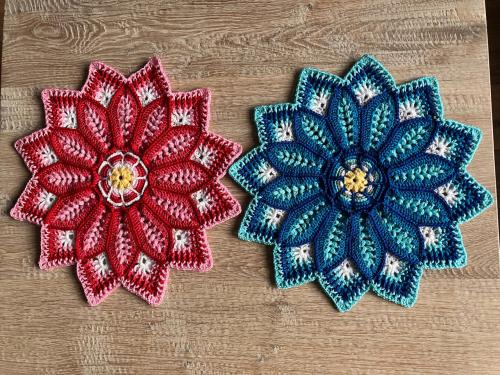 Twee mooie aparte gehaakte kleedjes