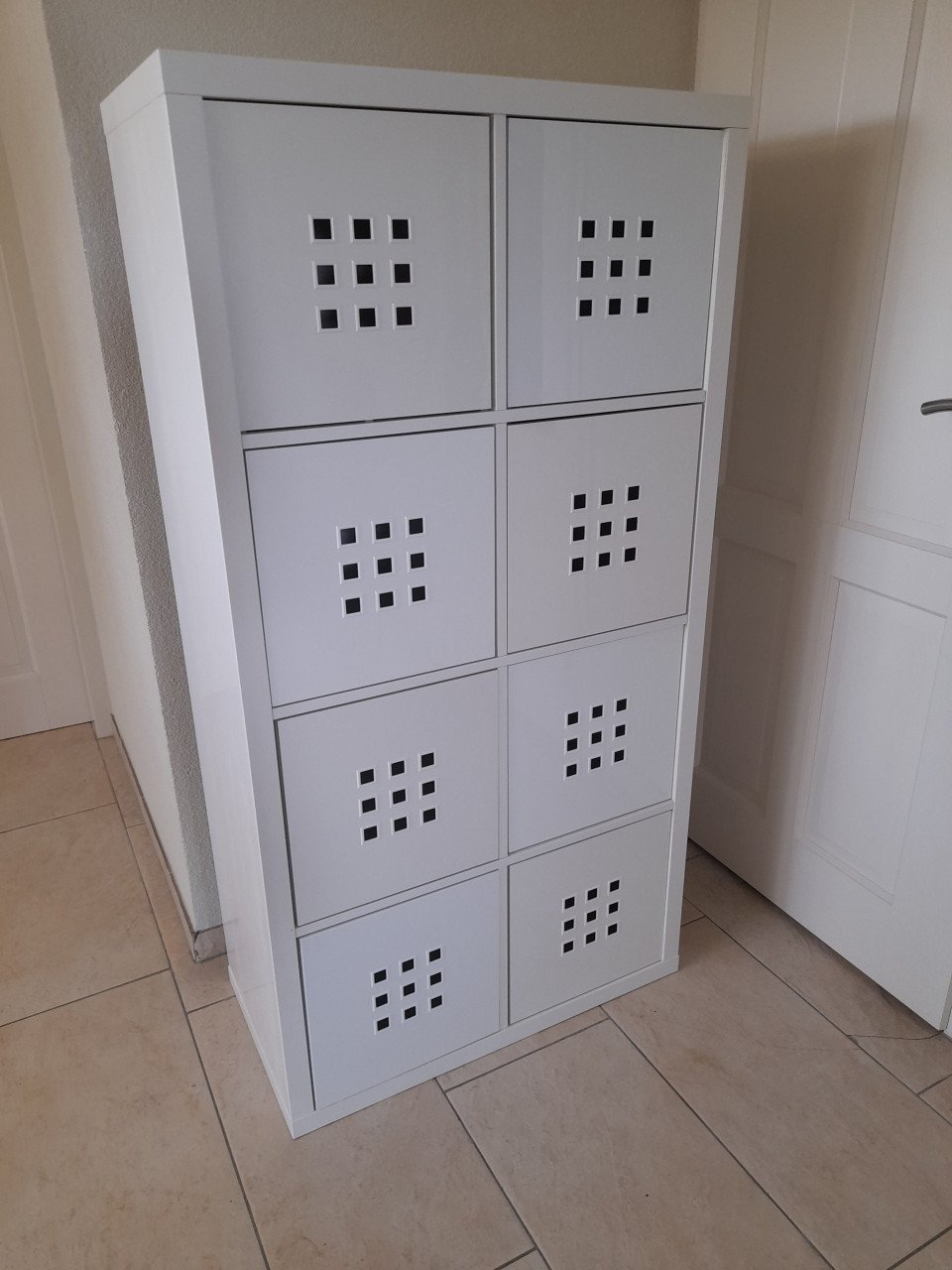 Houten vakkenkast met 8 kunstof bakken 39 x 76 x 147H ( in goede staat )