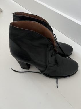 Laars laag met hak zwart mt 39