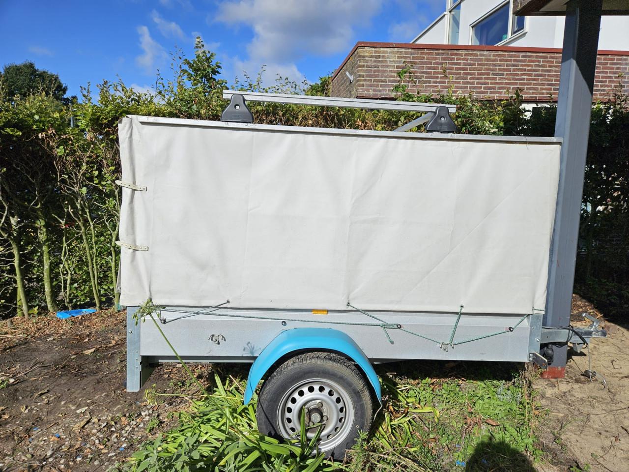 Aanhangwagen (Stema) met huif