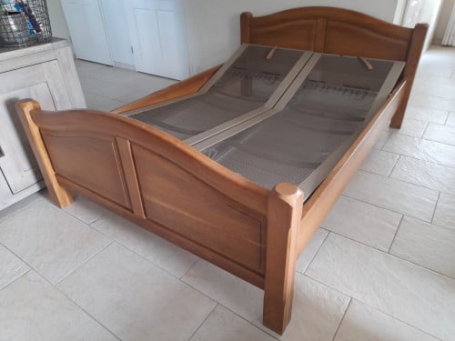 Stevig 2 p. bed 140 x 200 ( in goede staat ) verstelbaar!