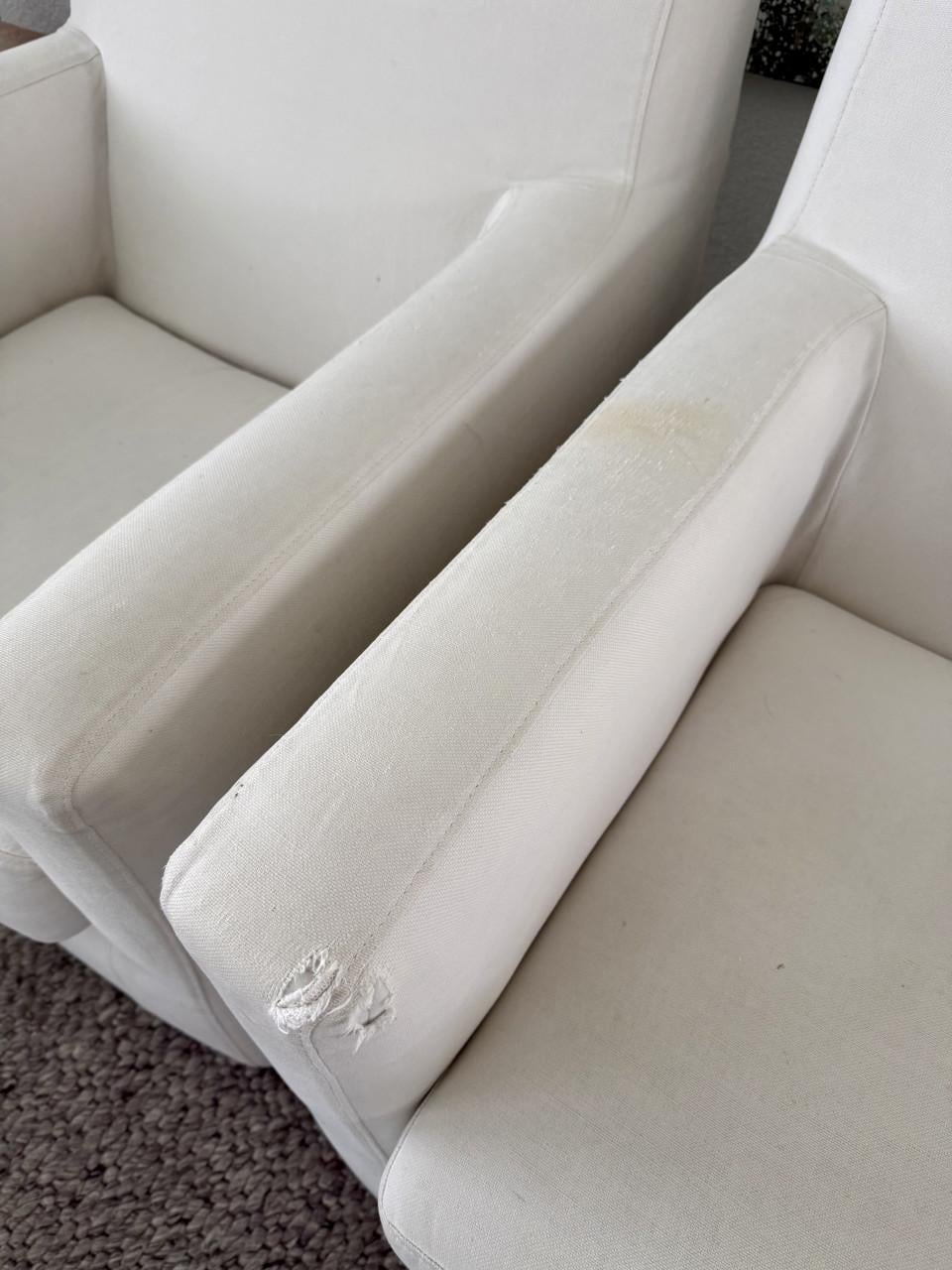 Twee witte SOHO Company fauteuils