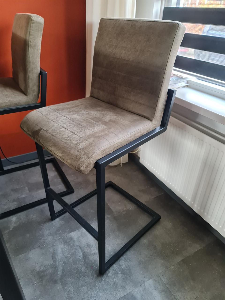 Bartafel met 4 barstoelen