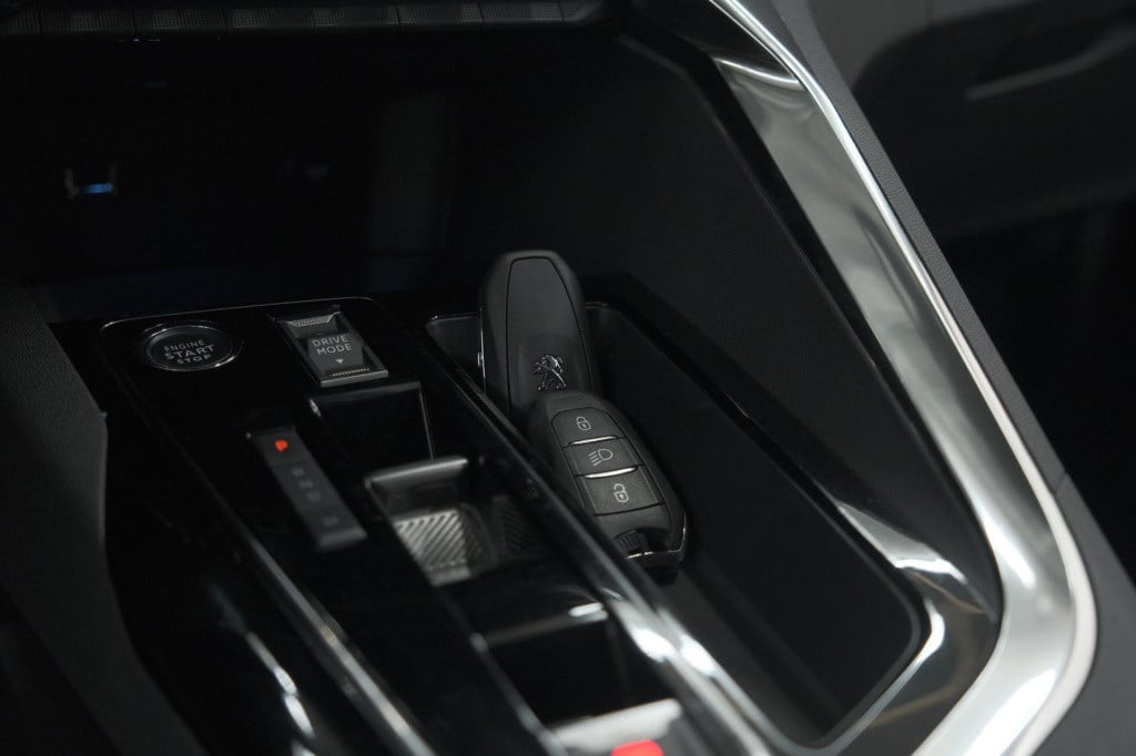 Peugeot 5008 puretech 130 eat8 active pack | 7 zitplaatsen | camera | navig