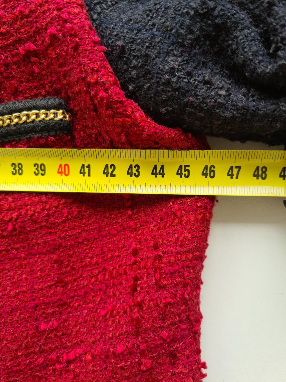 Stijlvol Mango tweed jasje in een opvallende rood-zwarte kleurencombinatie.