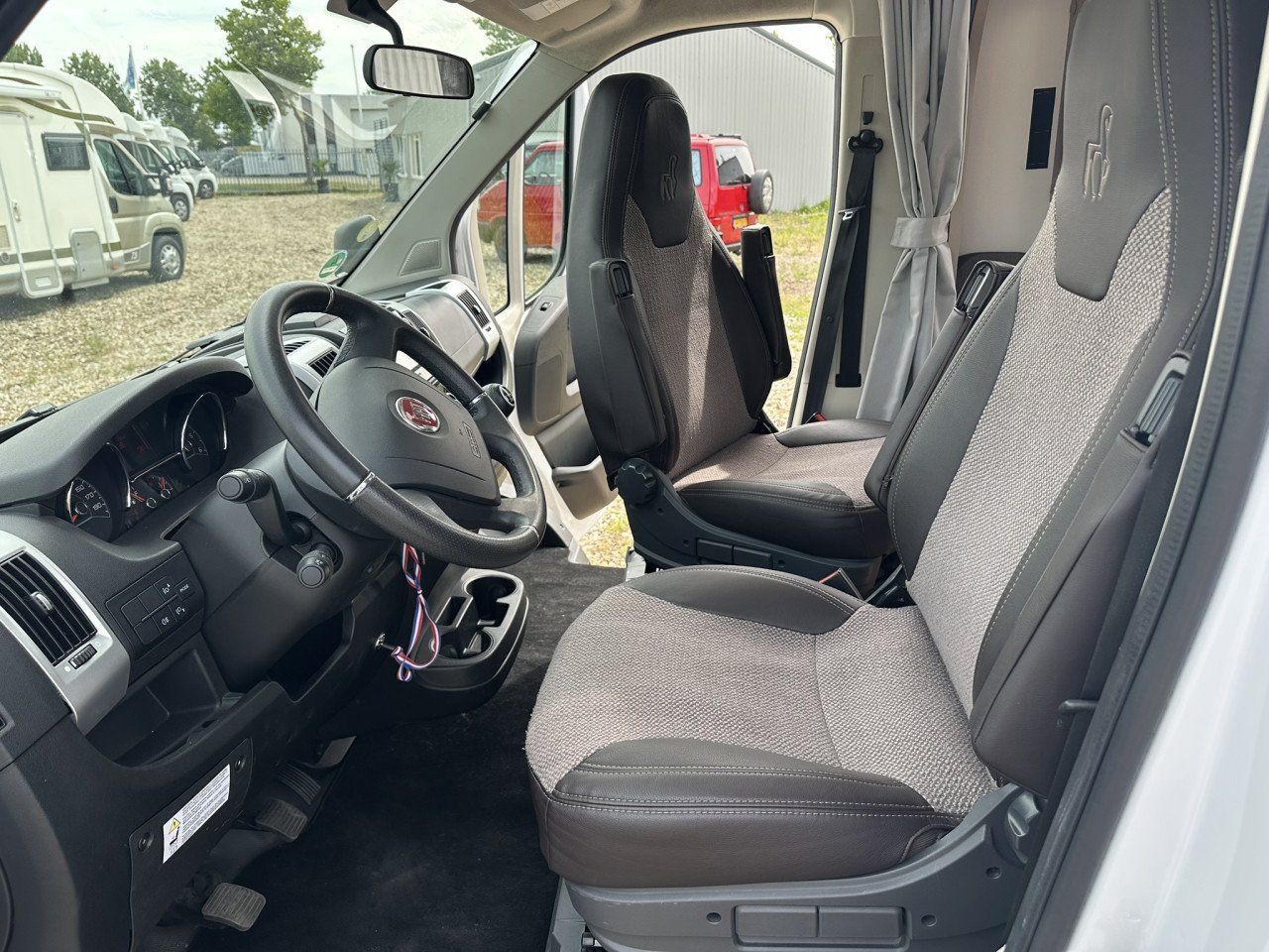 Prachtige Etrusco T6900SB uit 2020, nette camper met lengtebedden, 6.90cm