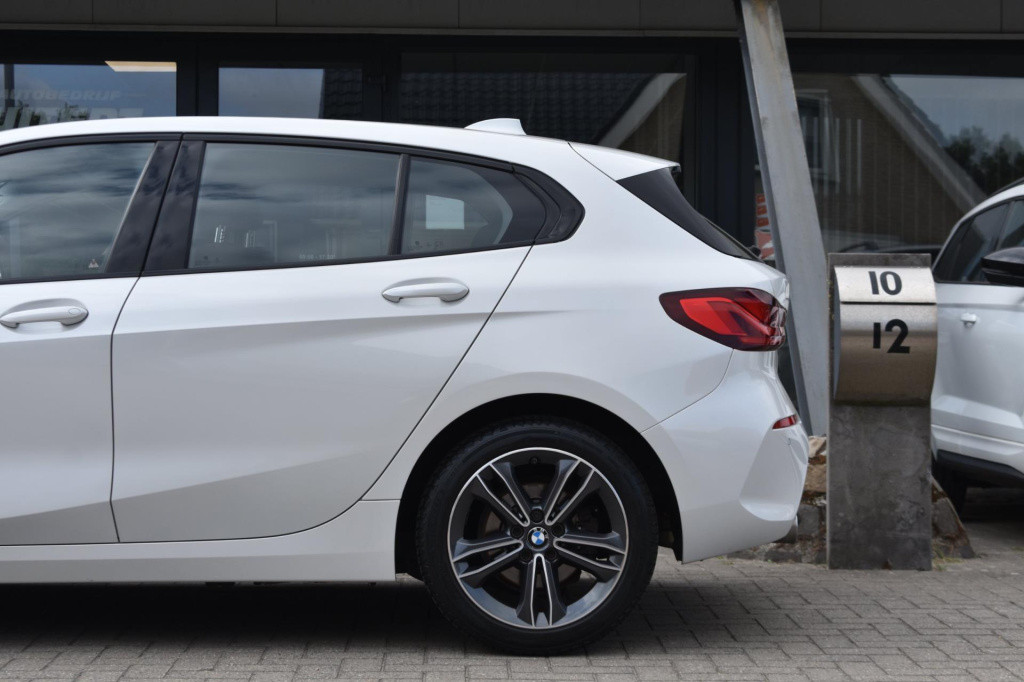 BMW 1 Serie 118i sport line | stoelverwarming | apple carplay | android aut