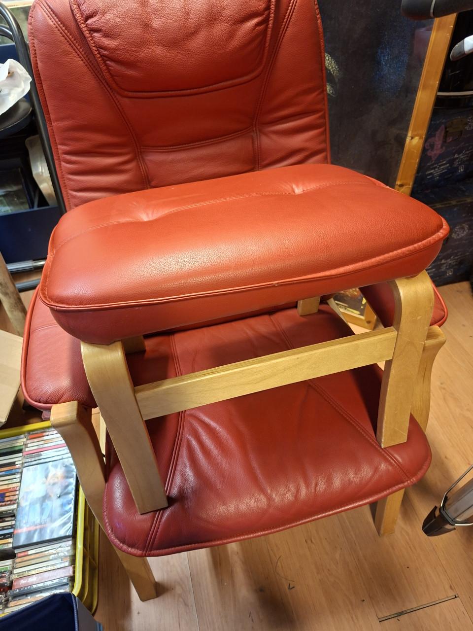 Rode leren relaxstoel met hocker