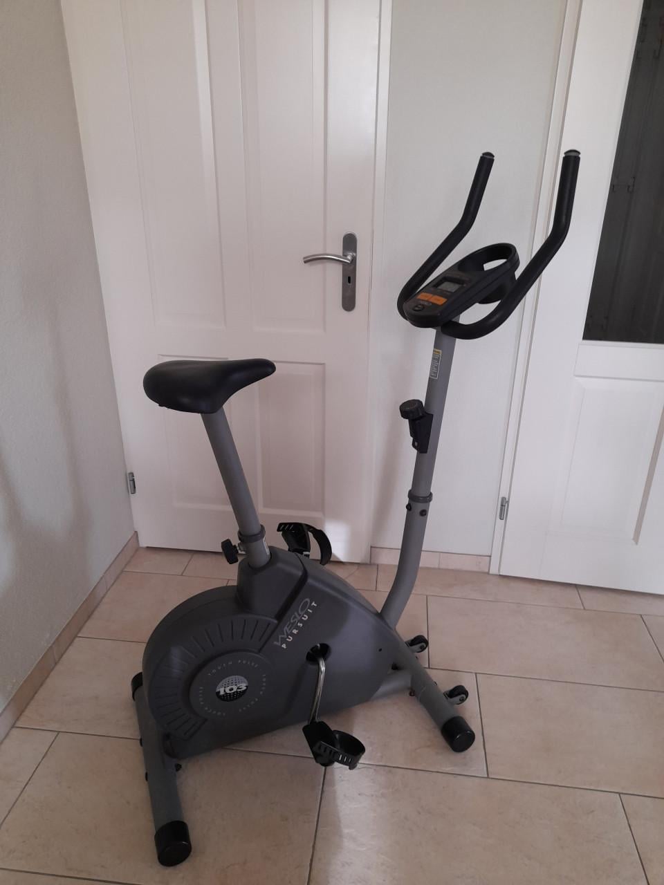 Hometrainer (werkt naar behoren ) in goede staat!  In zwaarte verstelbaar