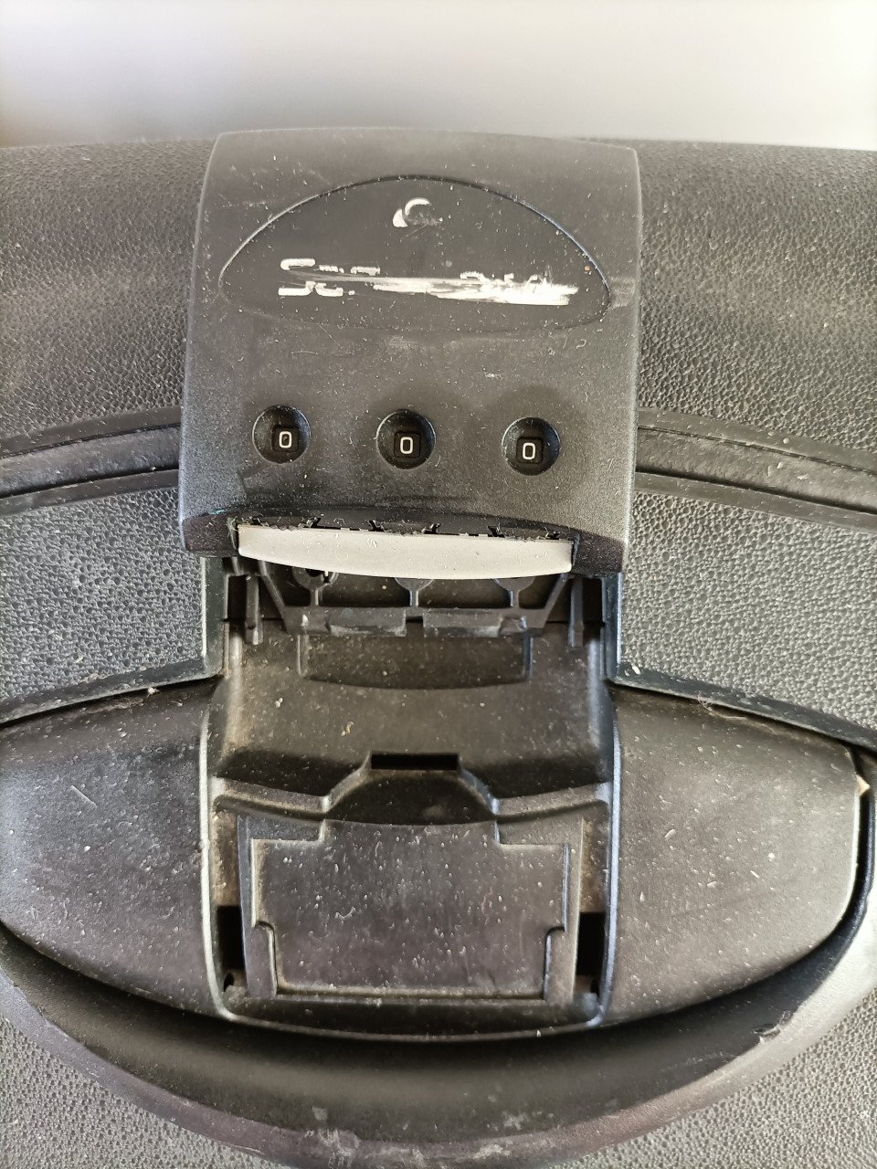 Stevige Samsonite (harde) koffer met 2 wielen en cijfer slot. Maten: L75 cm