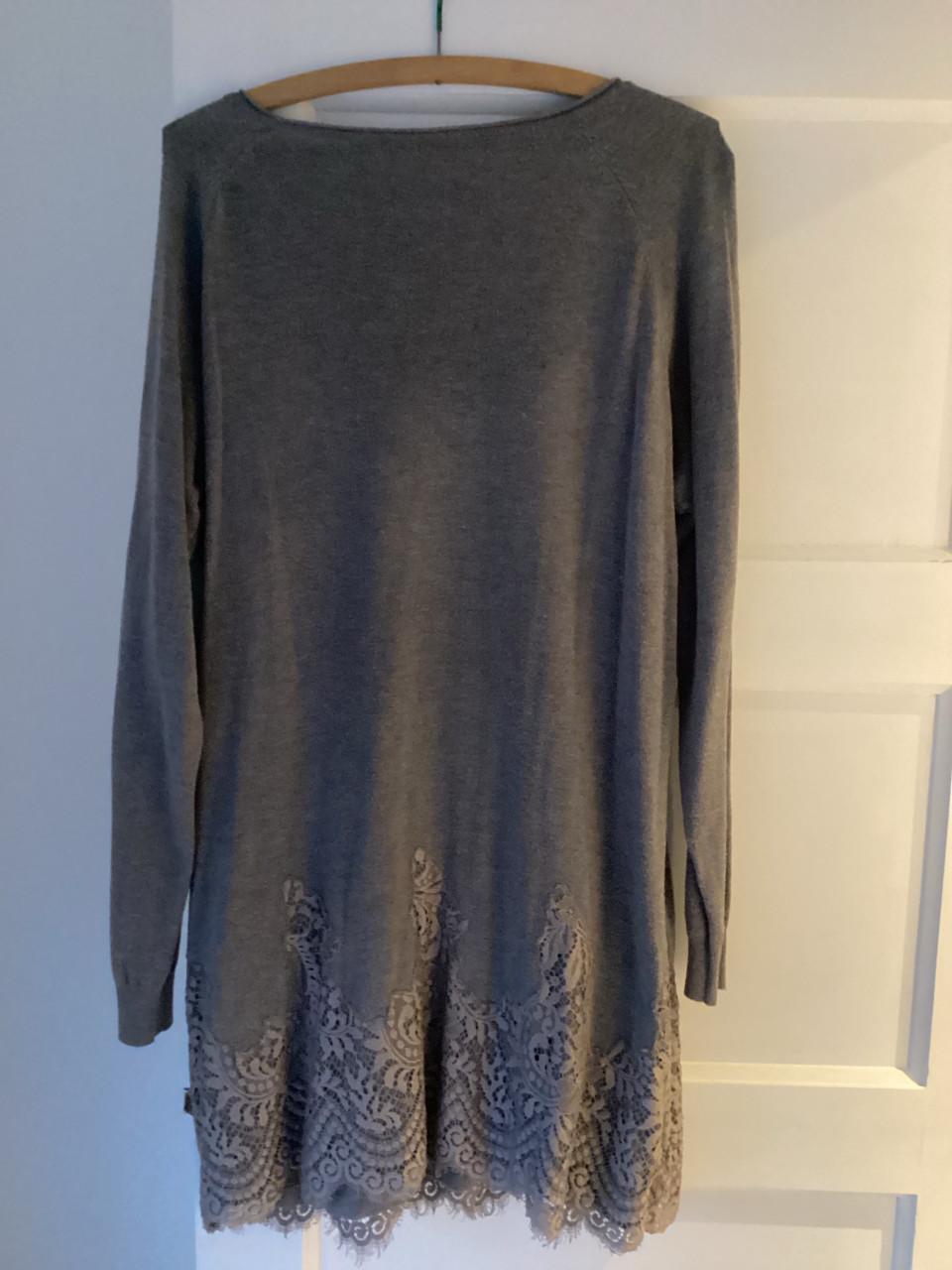 Lange grijze trui met kant XL