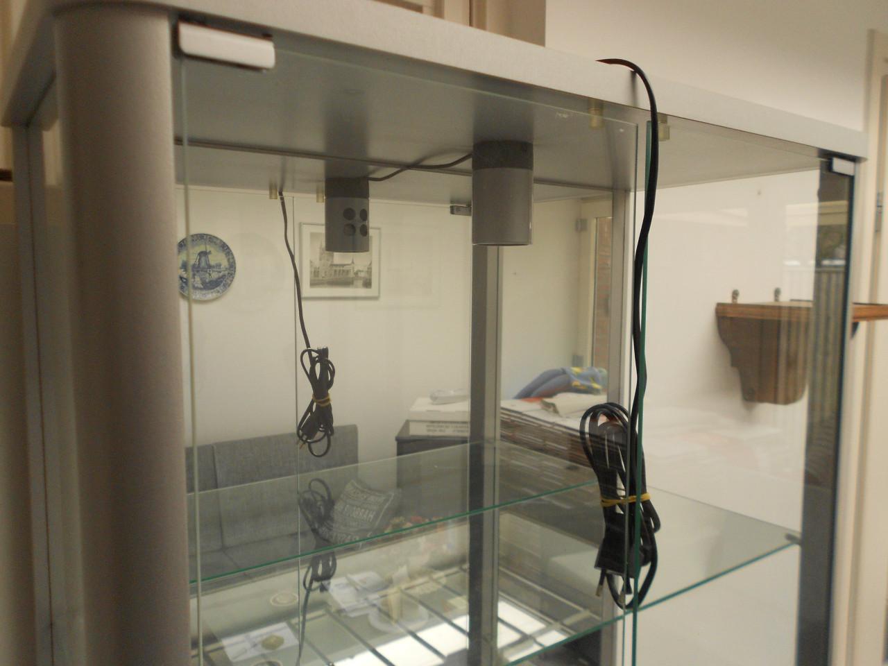 Vitrinekast met verlichting.