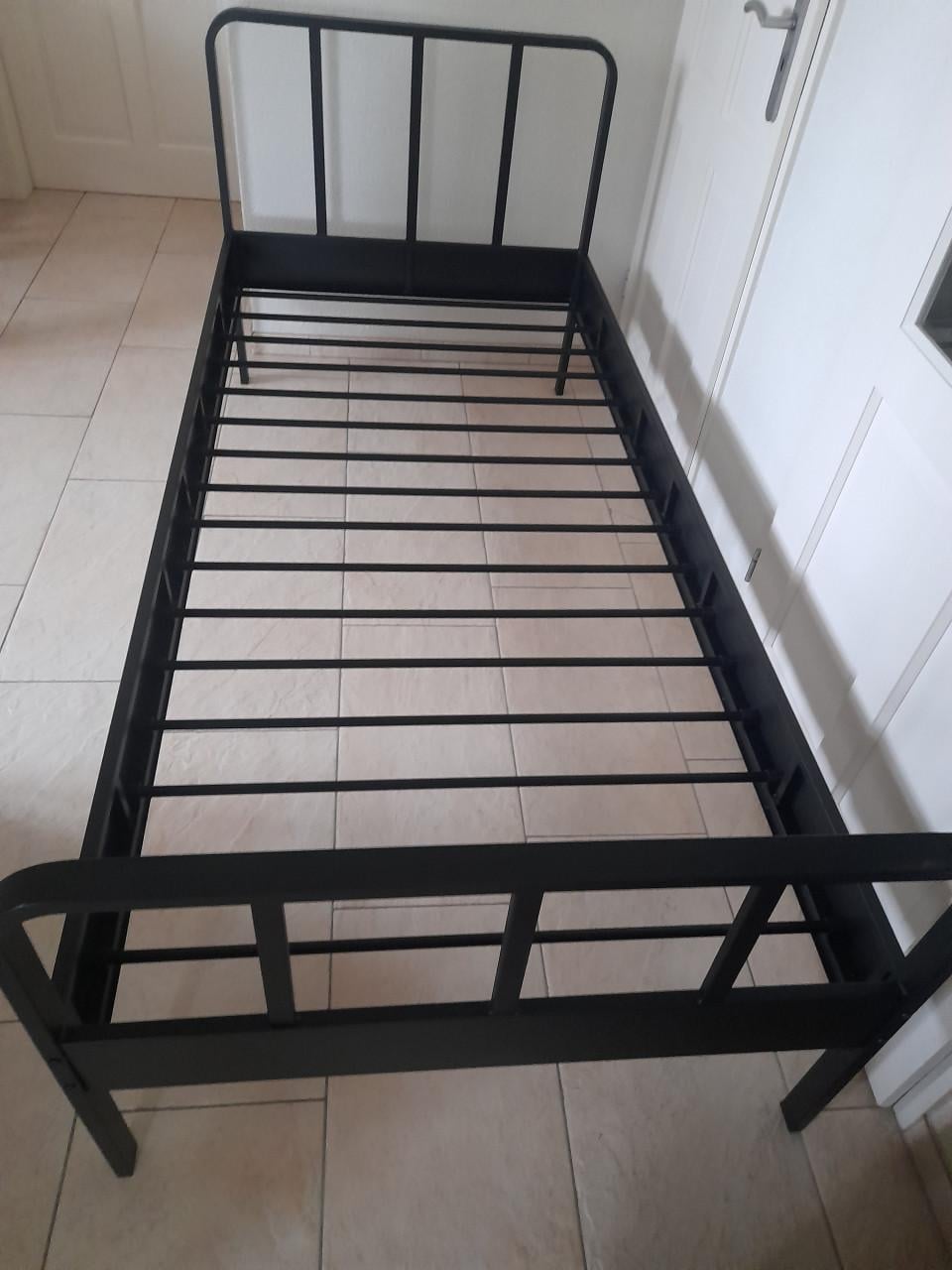 Zwart metalen 1 persoon bed 90 x 200 (z.g.a.n.)