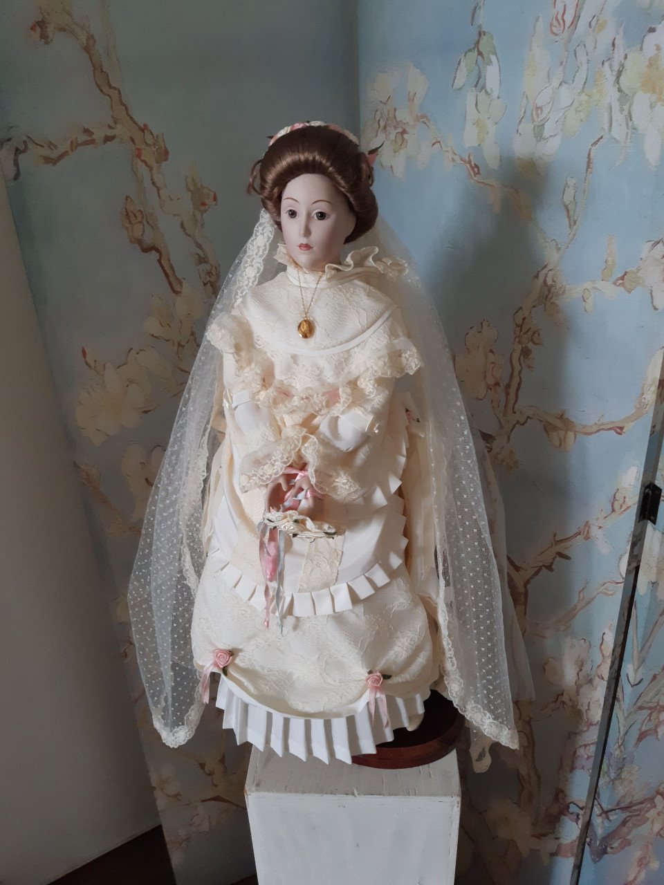 OUde pop met Victoriaanse kleding