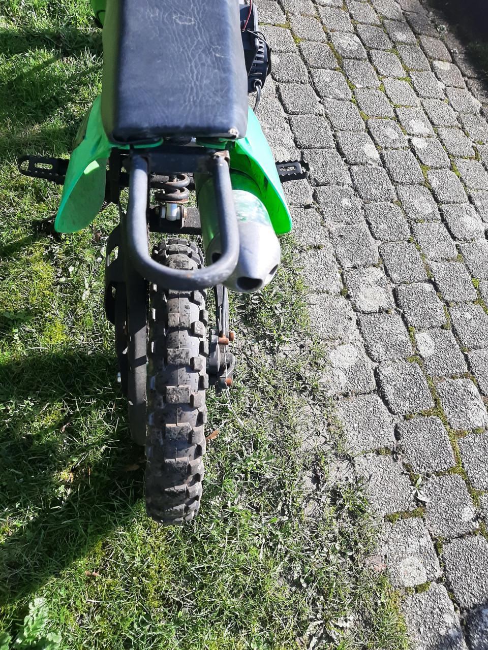 Mini crosbrommer, blok is los verder werking onbekend, voor de sleutelaar