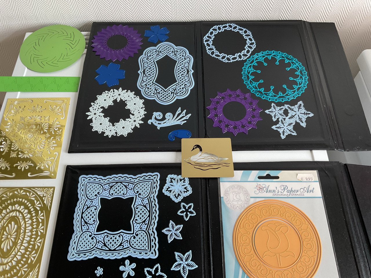 Twee magnetische mappen met stans mallen + een nieuwe