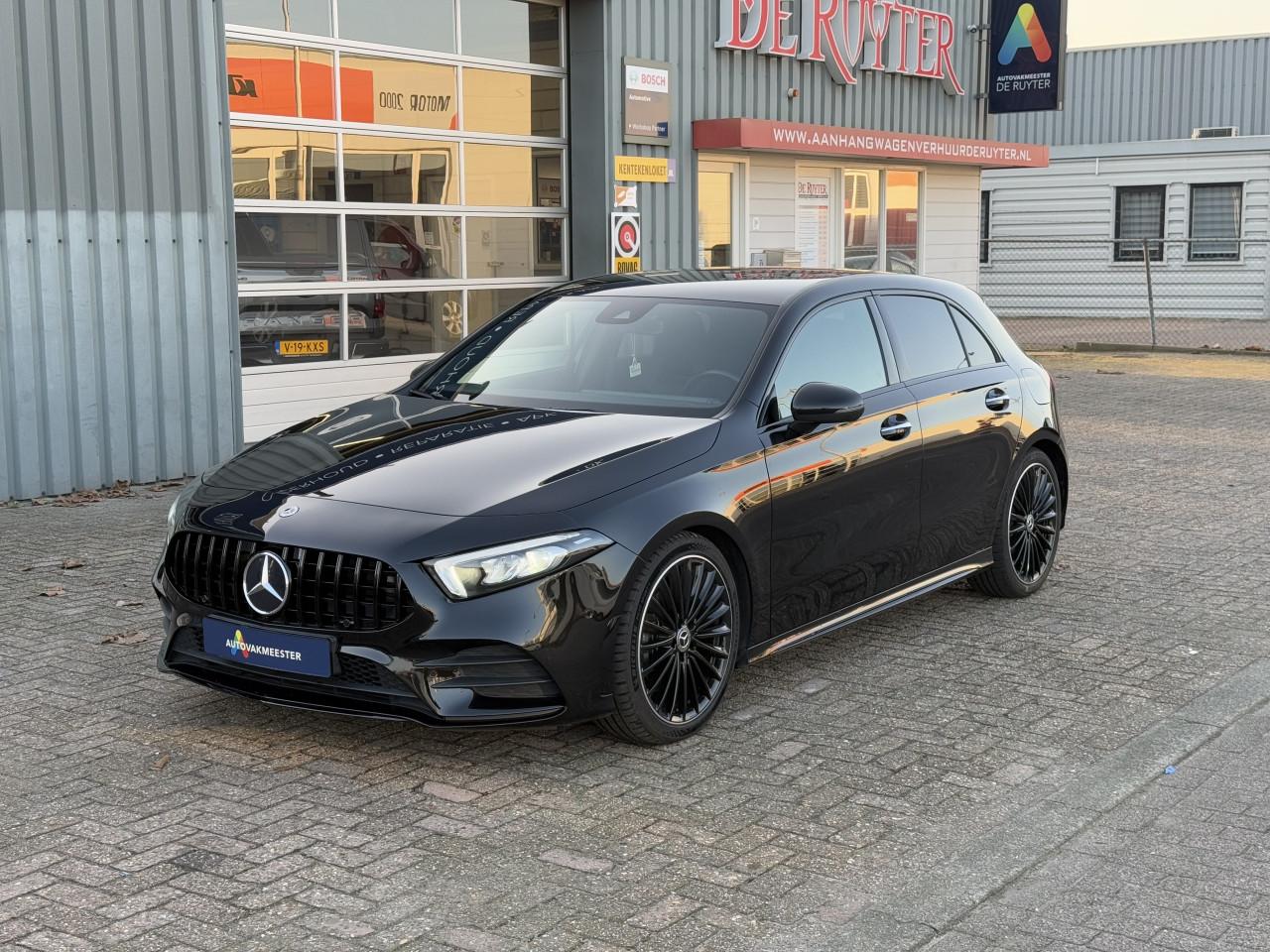 Mercedes-Benz A-klasse - 180 d AMG | Widescreen | Camera | Sfeer | Carplay