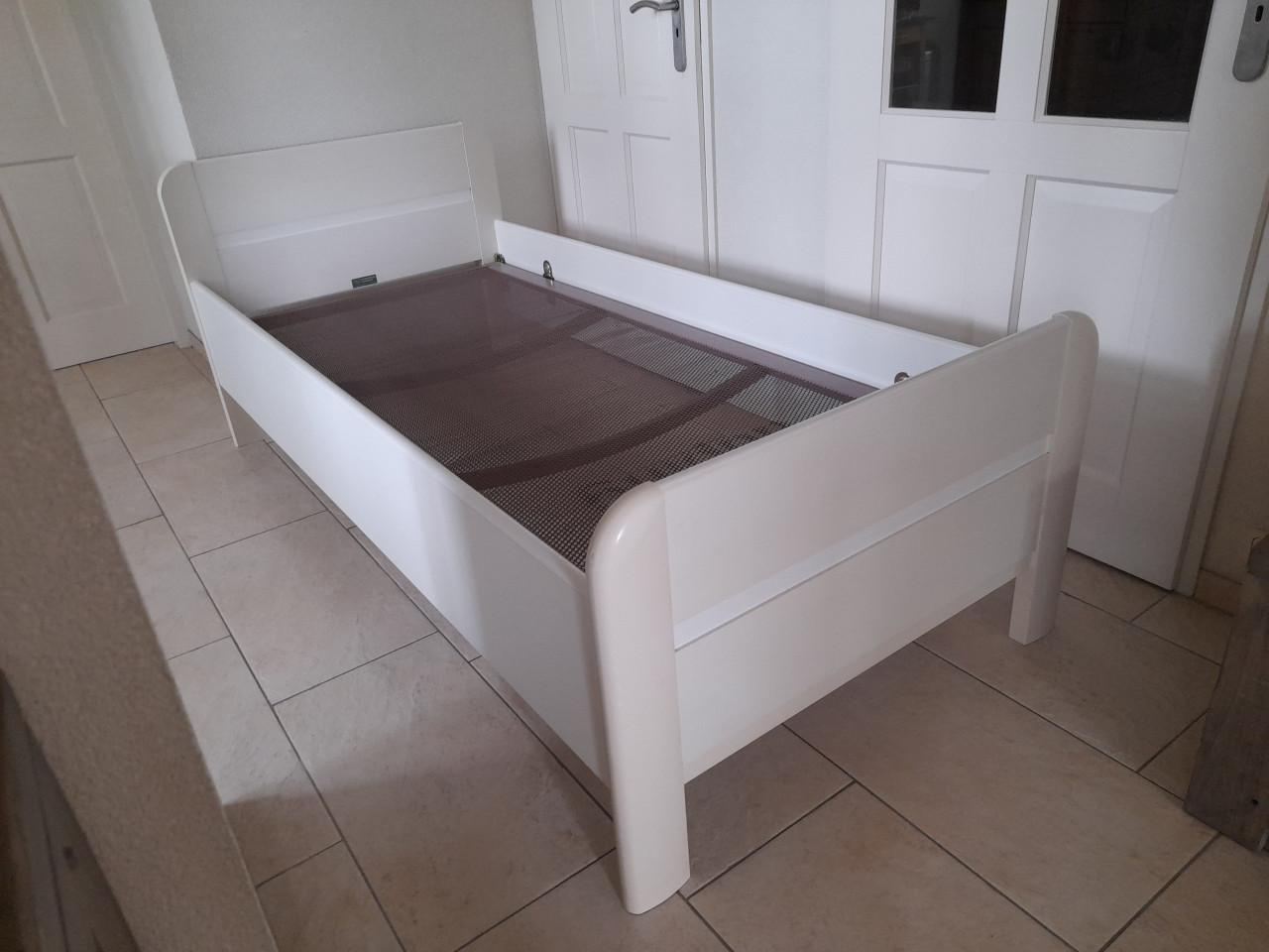 1 Persoons (senior)bed 90 x 200 met auping spiraal bodem (in goede staat )